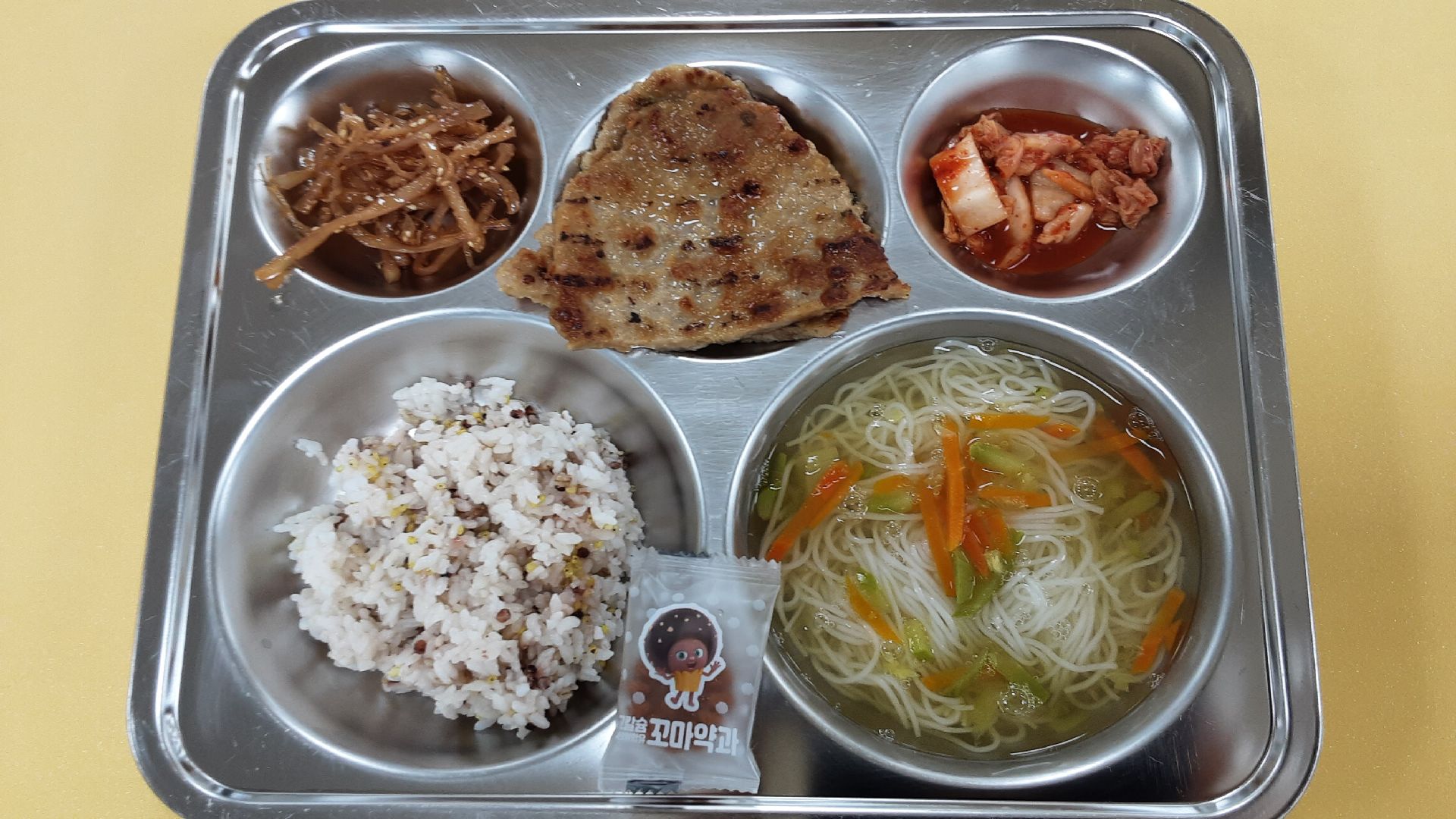 삼곡밥
국수장국(5.6.9)
진미채조림(5.6.13.17)
언양식불고기(1.2.5.6.10.12.15.16)
배추김치(9)
미니약과(1.5.6)_이미지