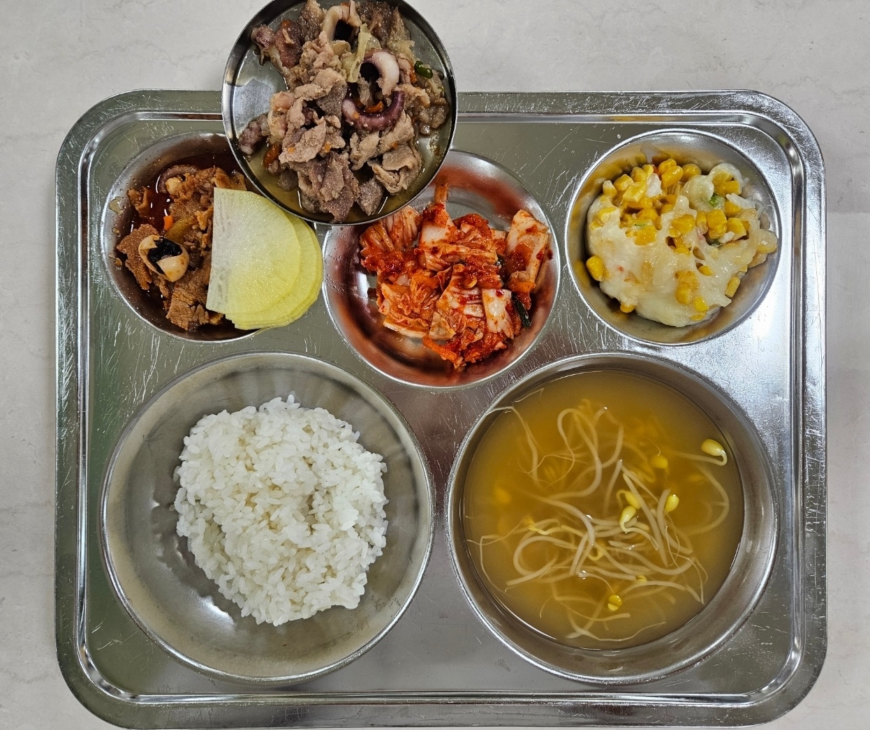쌀밥
맑은콩나물국(5.6.18)
불고기낙지볶음&무쌈(5.6.10.13)
콘치즈구이(1.2.5.13)
배추김치(9)

*1-2학년은 
간장불고기로 제공_이미지