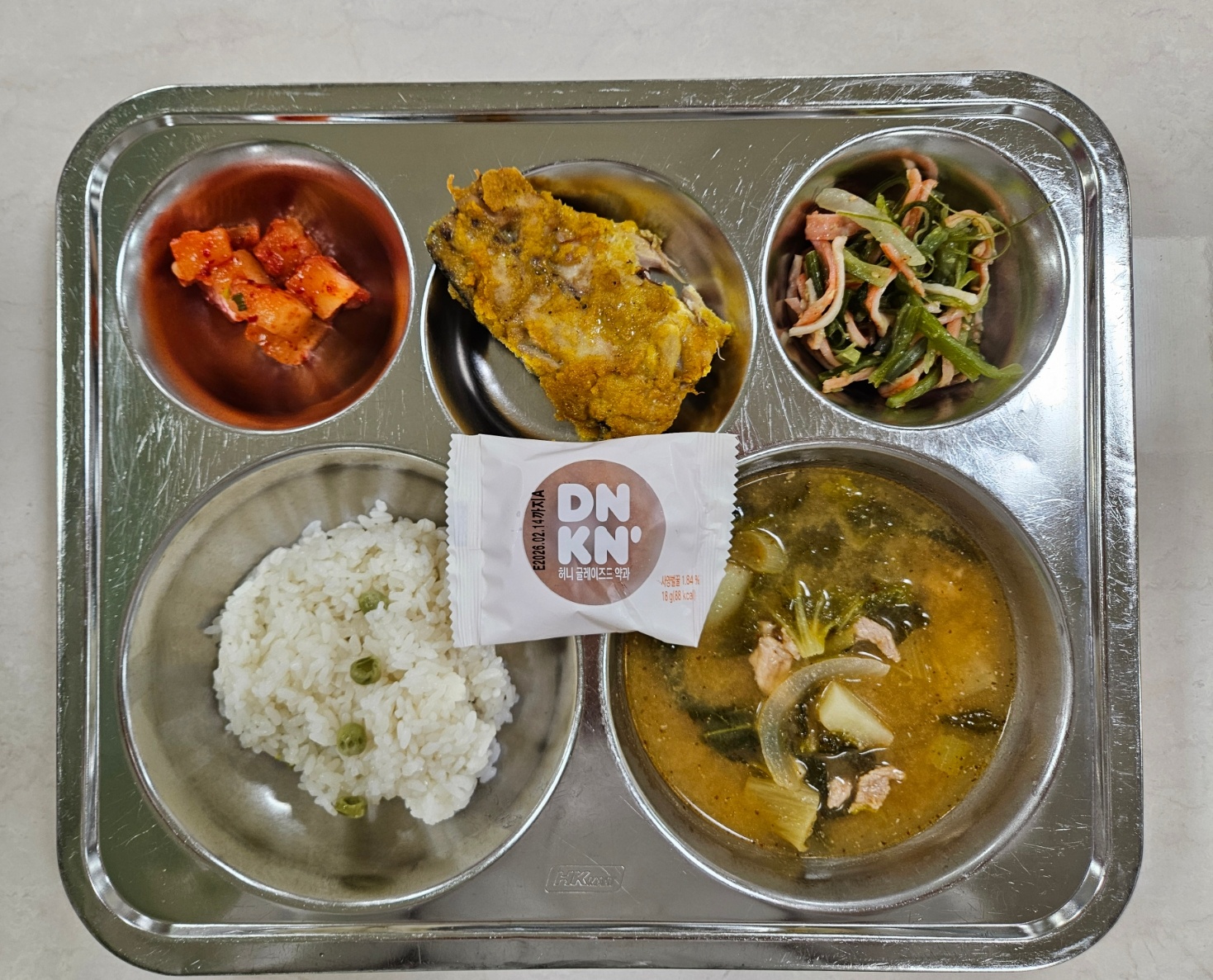 완두콩밥
순살감자탕(5.6.10.13.16)
고등어카레구이
(2.5.6.7.10.12.13.16.18)
맛살미역줄기볶음(1.5.6.8)
깍두기(9)
허니글레이즈드약과(6)_이미지